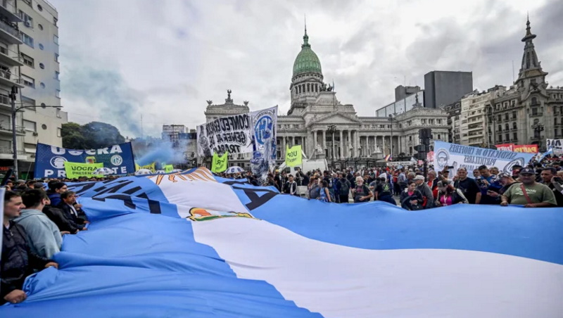 آرژانتین، ۱۲ فوریه، تجمع بزرگ مقابل کنگره: بسیج سراسری کارگران علیه یورش نئولیبرالی به قانون کار